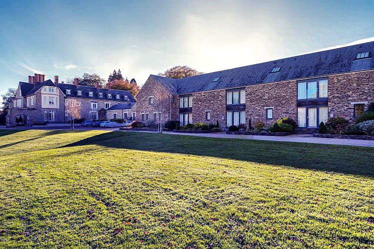 Click here for more about 4 De Challon
